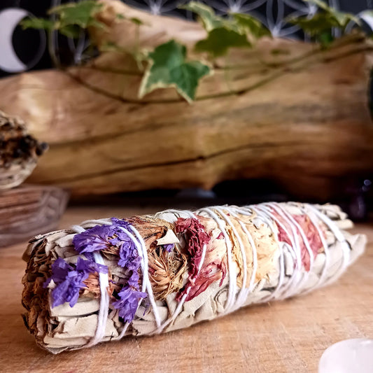 WHITE SAGE WITH CHAKRA COLOR DRIED HERBS – 7-CHAKRA SMUDGE STICK FOR ENERGY BALANCING AND CLEANSING