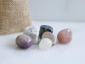 NATURAL HEALING CRYSTAL SET WITH ROSE QUARTZ, LEPIDOLITE, SODALITE, HOWLITE, CLEAR QUARTZ AND SAKURA AGATE – ANTI-STRESS COLLECTION