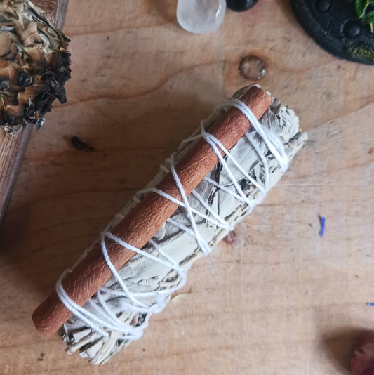 SMUDGE STICK | WHITE SAGE & CINNAMON – SPIRITUAL CLEANSING & WARMTH BUNDLE